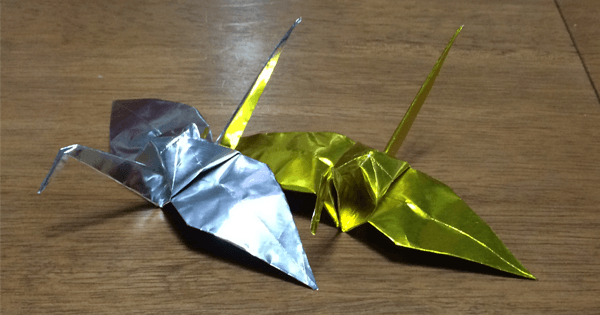 金と銀の鶴の折り紙